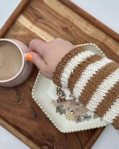 Olga Sweater Easy White + Bongo Brown Olga Sweater af PetiteKnit strikket i Arcos Easy White og Bongo Brown fra Garn & Gear.