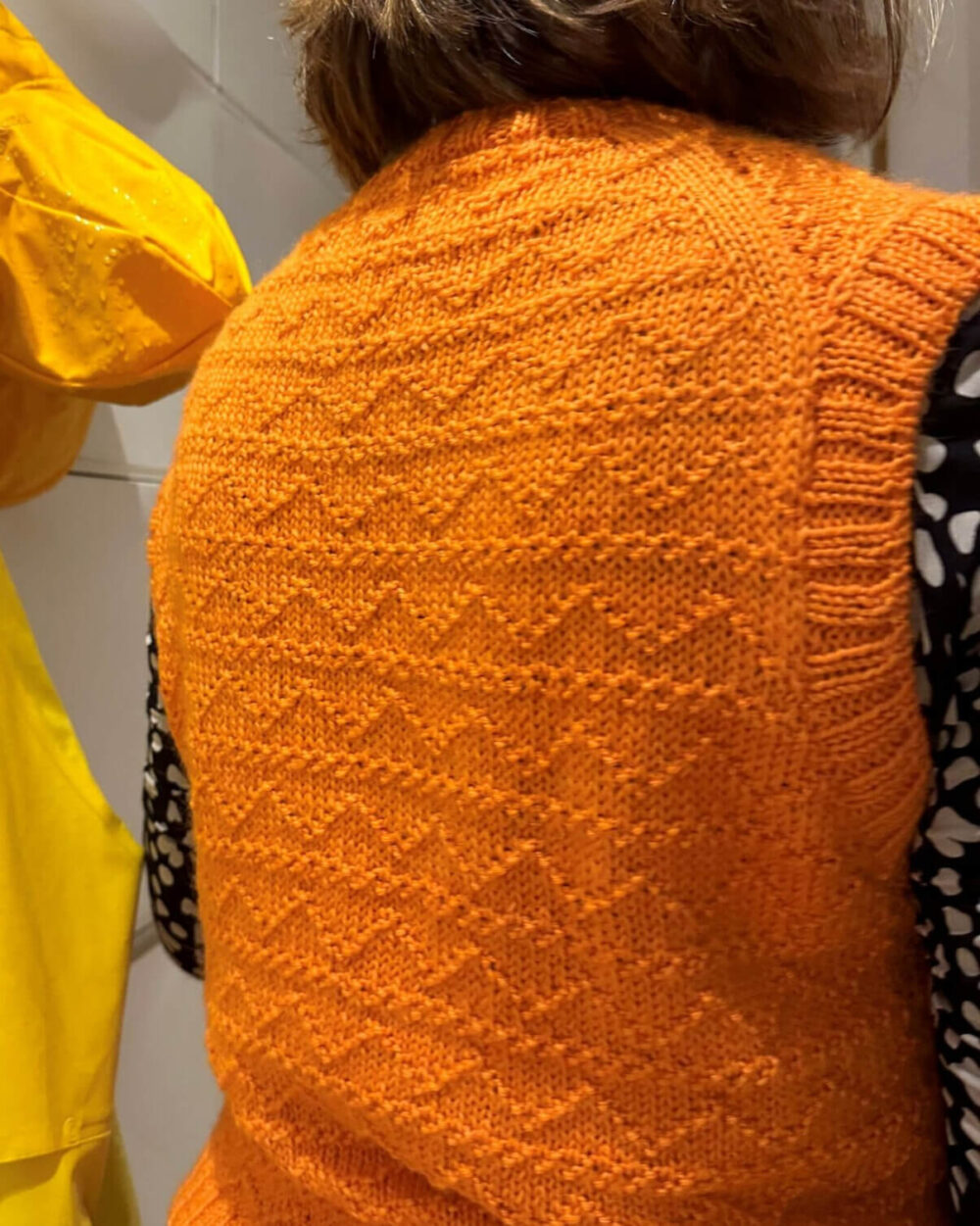 Orange strikket vest - Sille Slipover