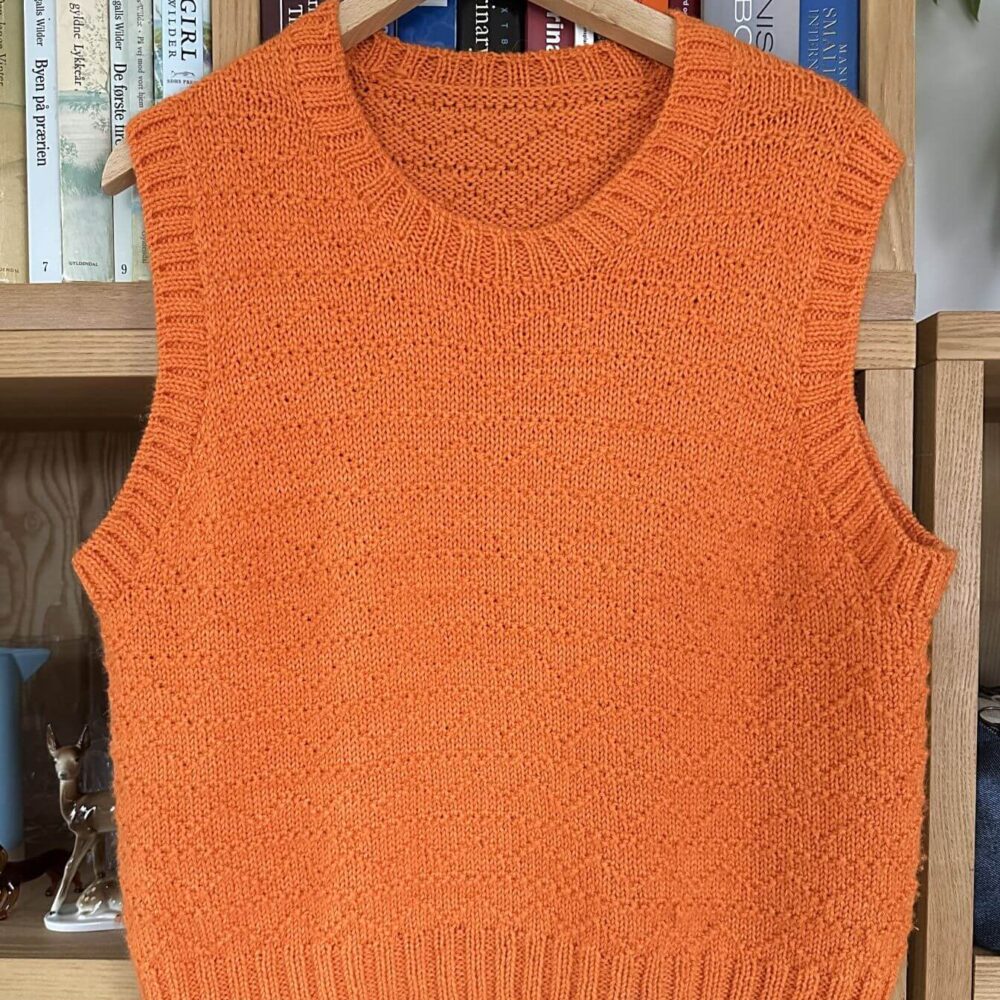 Strukturstrikket Sille Slipover designet af PetiteKnit. Garnet købes hos Garn & Gear