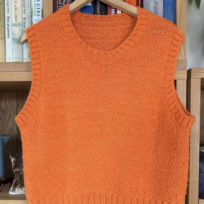 Garn til Sille Slipover designet af PetiteKnit. Garnet købes hos Garn & Gear