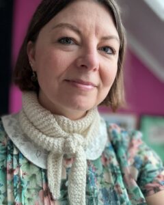 Hvidt Sophie Scarf strikket i Arcos Randi Lundberg, ejer og grundlægger af Garn & Gear. Garn & Gear er skabt til dig, som vil have det bedste ud af din dyrebare strikketid. Dyrevelfærdscertificeret garn giver dig blødhed og en beroligende fornemmelse for fingrene. En farvefryd for øjet. Og en god følelse i maven.