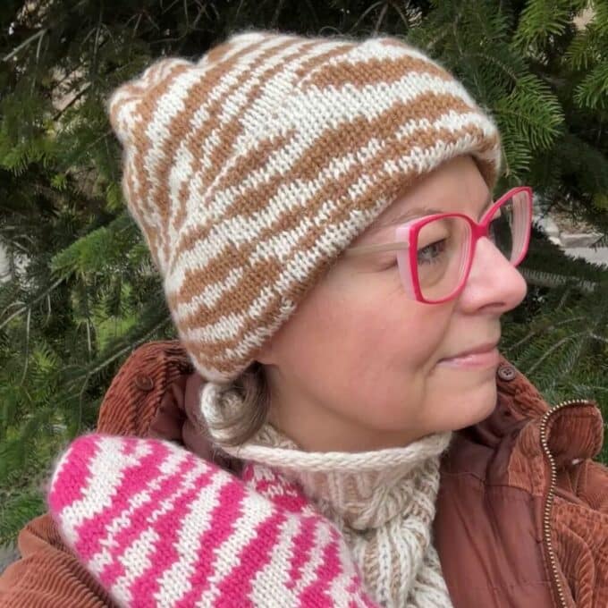 Zebra Beanie og Zebra Mittens strikket i det bløde Arcos fra Garn & Gear