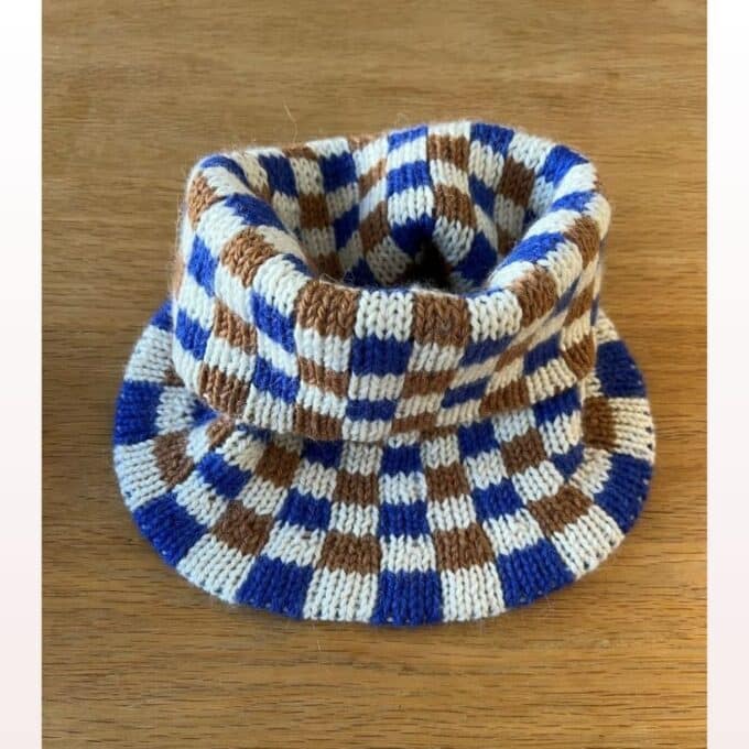 Opskrift på strikket halsedisse fra Square Knitwear