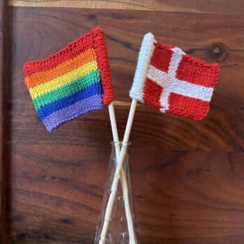 Strikket regnbueflag