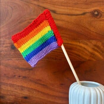 Strikket regnbueflag