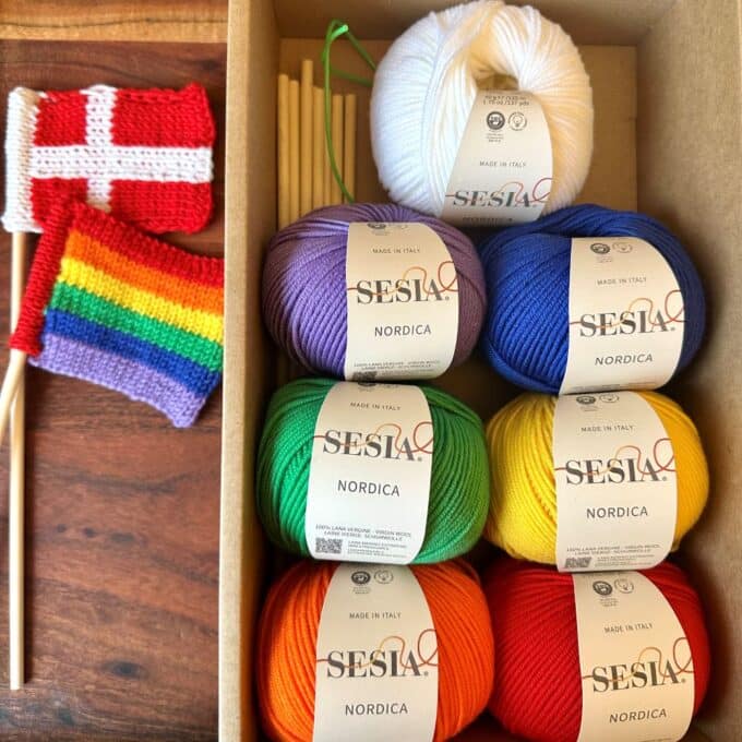 strikkekit til regnbueflag. Strikkede flag