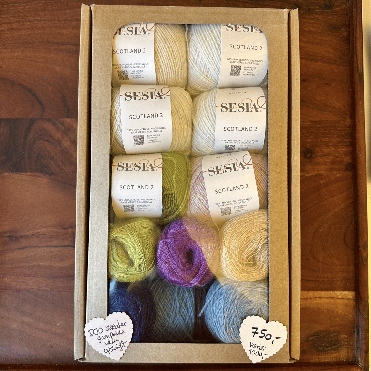 Farverigt garn i en æske