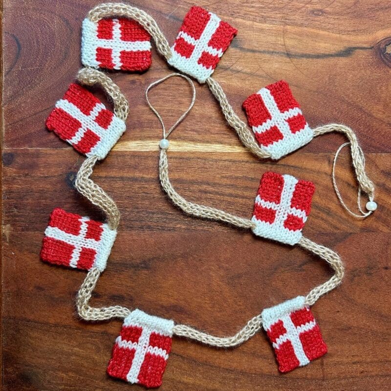 strikket flagguirlande