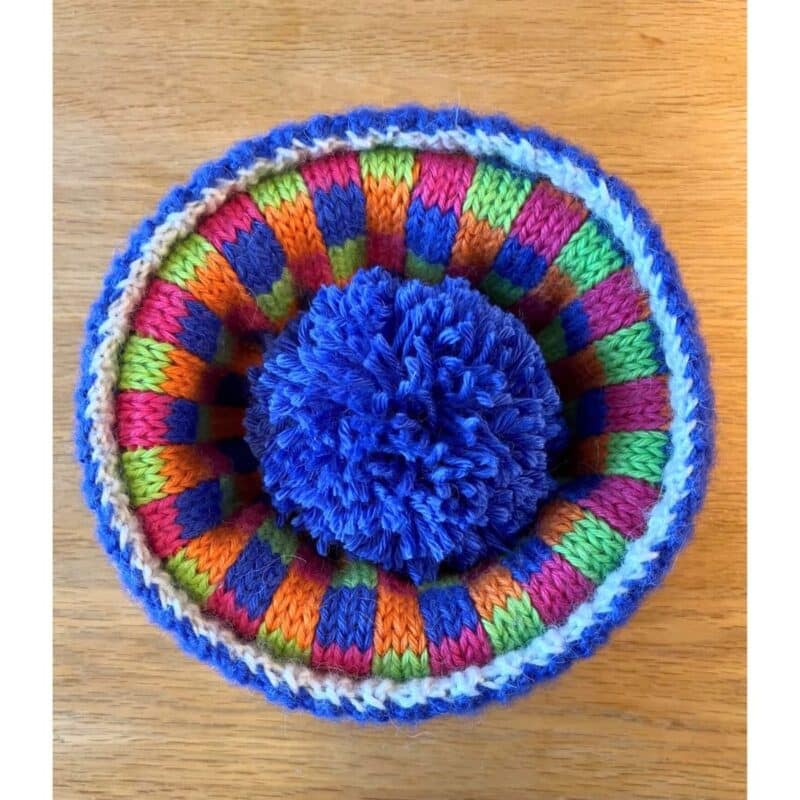 strikket hue med pompon