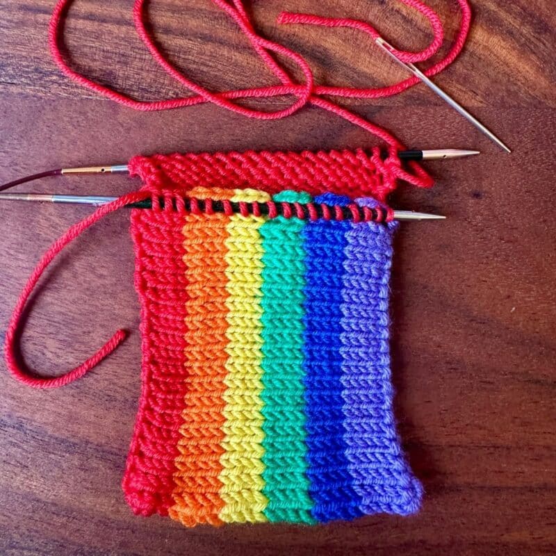 strikket prideflag