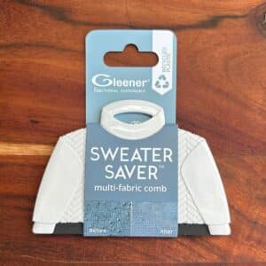 Hvid Gleener Sweater Saver uldkam i emballage på træbord